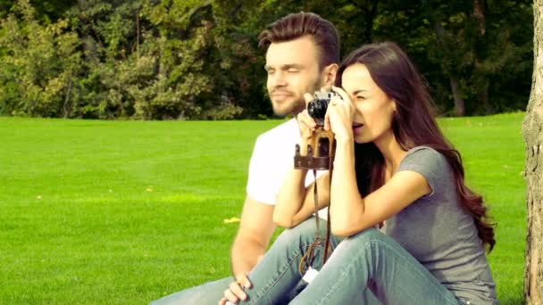 Glückliches Paar Beim Fotografieren Mit Alter Kamera Auf Grünem Rasen — Stockvideo