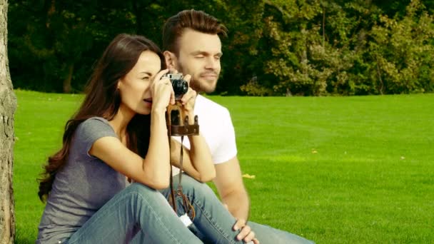 Casal Feliz Tirando Fotos Com Uma Câmera Velha Gramado Verde — Vídeo de Stock