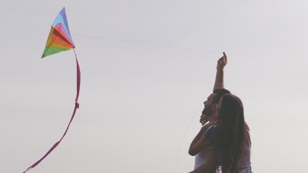 Happy Couple Flying Kite Green Lawn Park Slow Motion — Stock Video