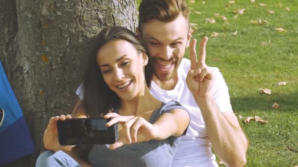 Happy Couple Taking Picture Themselves Smartphone Green Lawn Slow Motion — Stock Video