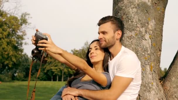 Pareja Feliz Tomando Una Foto Mismos Con Una Vieja Cámara — Vídeos de Stock