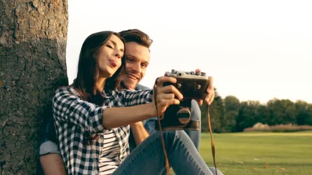 Happy Couple Taking Picture Themselves Old Camera Green Lawn — Stock Video