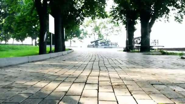 Synvinkel Urban Följ Foten Trottoaren Trottoaren Bilfria Kamera Rörelse Stadycam — Stockvideo