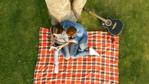 Casal Feliz Tirando Uma Foto Mesmos Com Smartphone Gramado Verde — Vídeo de Stock