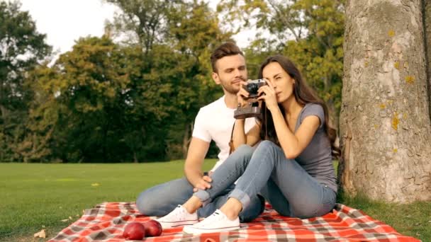 Casal Feliz Tirando Fotos Com Uma Câmera Velha Gramado Verde — Vídeo de Stock