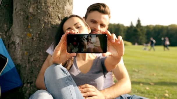 Couple Heureux Prenant Une Photo Eux Mêmes Avec Smartphone Sur — Video