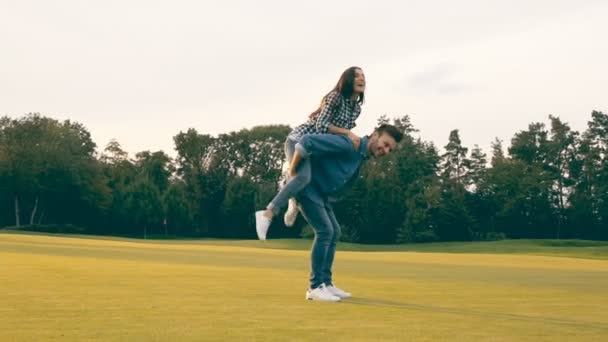 幸福的夫妇在公园里玩得开心 享受对方的陪伴 — 图库视频影像