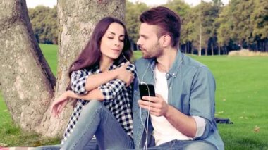 Bir ağacın altında yalan ve müzik mutlu çift.