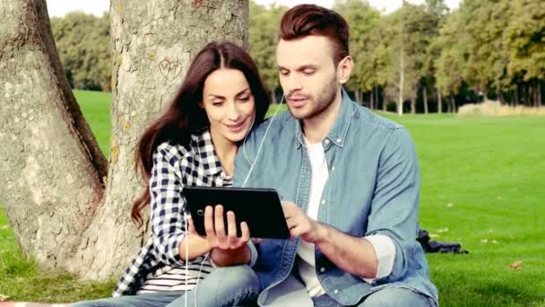 Casal Feliz Ouvindo Música Assistindo Vídeo Parque — Vídeo de Stock