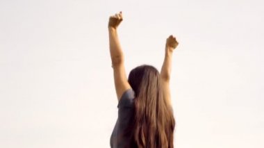 Mutlu çiftimiz parkta yeşil çim üzerinde bir uçurtma uçan.