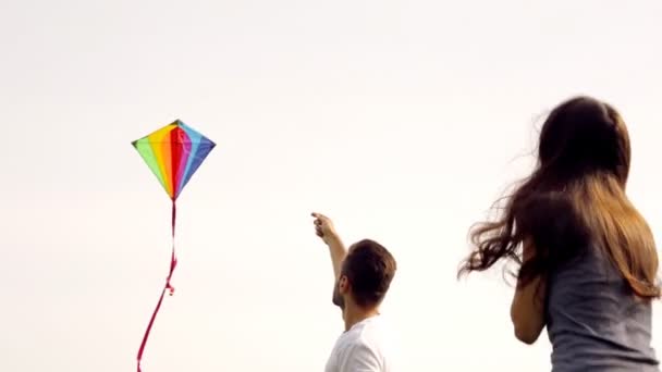 Счастливая Пара Запускает Воздушного Змея Зеленой Лужайке Парке — стоковое видео