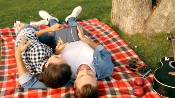 Casal Feliz Ouvindo Música Assistindo Vídeo Parque — Vídeo de Stock