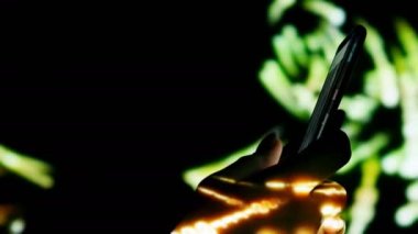 Yaratıcı soyut dijital görselleştirme smartphone kullanarak sırasında insan eli projelendirme.