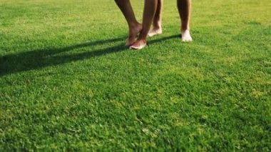 Mutlu çift sarılmak, konuşurken, parkta yeşil çimenler üzerinde duran.