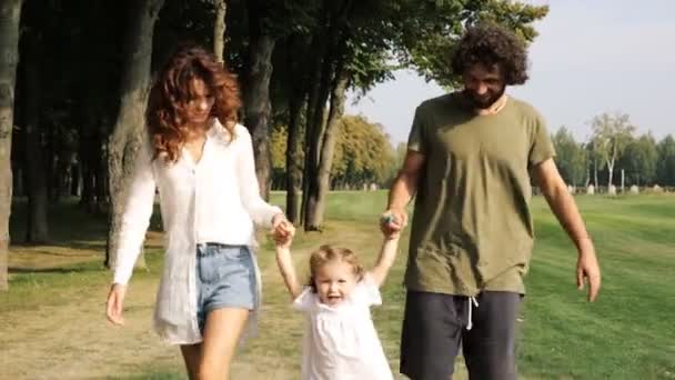 Familie Mit Kind Spaziert Auf Einer Grünen Wiese Park Steadicam — Stockvideo