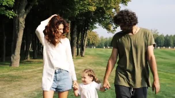 Família Com Uma Criança Caminha Gramado Verde Parque Steadicam Tiro — Vídeo de Stock