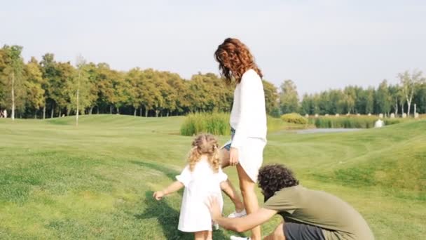 Familie Mit Kind Spaziert Auf Einer Grünen Wiese Park Steadicam — Stockvideo