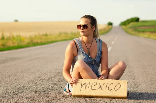 Beautiful Girl Hitchhiking On The Road Traveling. — Stock Photo, Image