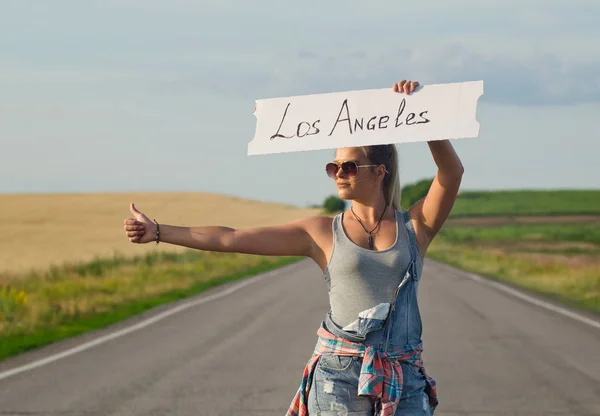 Hermosa chica autostop en el camino de viaje . —  Fotos de Stock