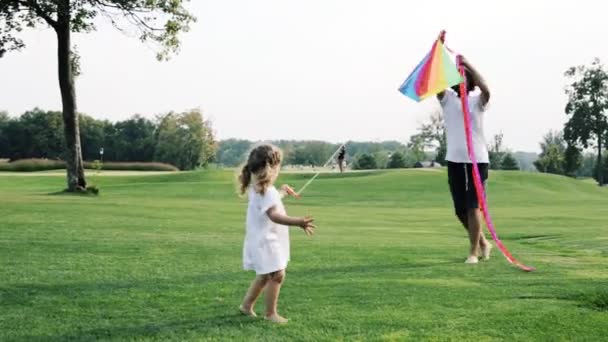 Familia Divirtiéndose Aire Libre Fin Semana Padre Corriendo Con Cometa — Vídeos de Stock