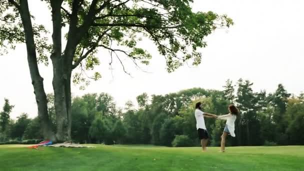 Щаслива Пара Любові Тримає Руки Співає Навколо Літній Час Вихідні — стокове відео