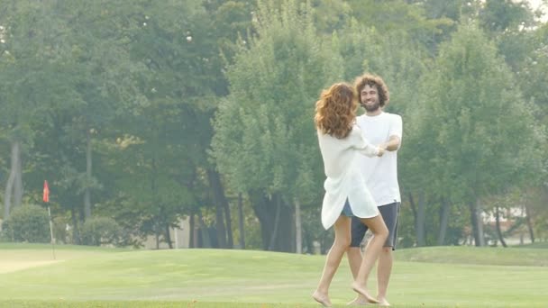 恋街公園で素敵な夏の日を楽しんで幸せなカップル 手と旋回 スローモーション — ストック動画