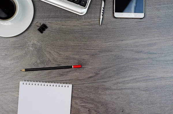 Objets d'affaires sur un bureau en bois . — Photo