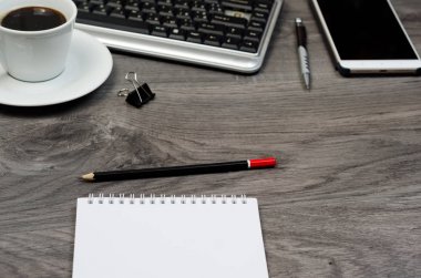 İş nesneleri ahşap bir masa üzerine.