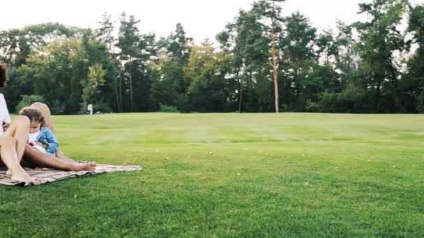 Vater Mutter Und Kleine Tochter Sitzen Auf Dem Gras Park — Stockvideo