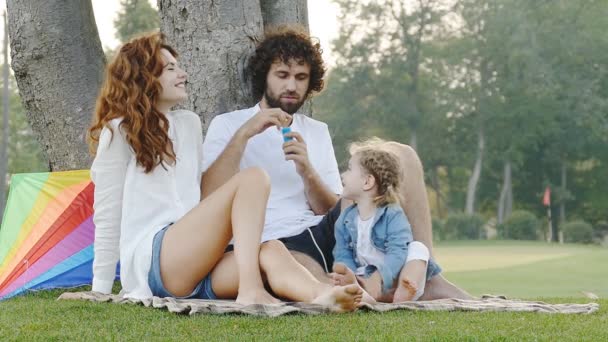 Miúda Brincar Com Sopradores Bolhas Feliz Família Livre Parque Movimento — Vídeo de Stock