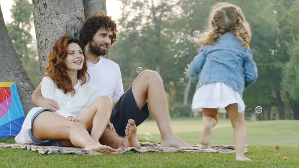 Niña Jugando Con Sopladores Burbujas Familia Feliz Aire Libre Parque — Vídeos de Stock