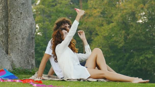 Boldog Család Kívül Parkban Szórakoztunk Figyelembe Család Selfies Lassított Mozgás — Stock videók