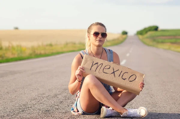 Beautiful Girl Hitchhiking On The Road Traveling. — Stock Photo, Image