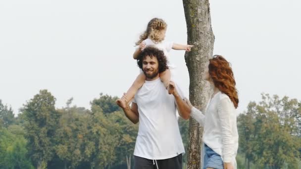 Feliz Familia Caminando Juntos Por Parque Vídeo Cámara Lenta — Vídeos de Stock