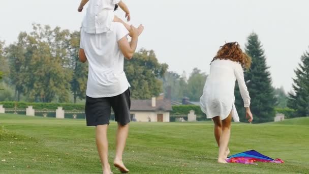 Família Feliz Andando Parque Juntos Vídeo Câmera Lenta — Vídeo de Stock