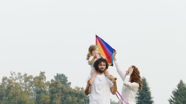 Feliz Familia Caminando Juntos Por Parque Vídeo Cámara Lenta — Vídeo de stock