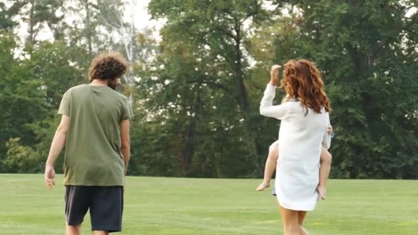 一緒に公園を歩く幸せな家族 スローモーションビデオ — ストック動画