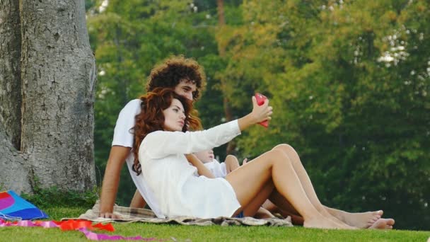 Joyeux Famille Dans Parc Amuser Prendre Des Selfies Famille Vidéo — Video