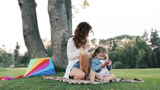Mutter Spielt Mit Kleiner Tochter Auf Grünem Rasen Park — Stockvideo