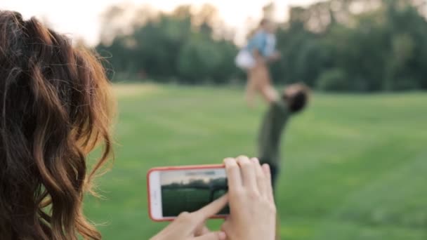 Šťastná Rodina Venku Matka Natáčet Video Telefonu Otec Dcerka Baví — Stock video