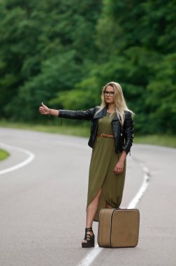 Yol başında duran bir bayanın portresi.