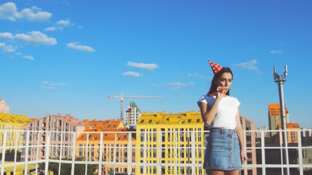 Een Mooie Latina Meisje Wacht Een Bedrijf Voor Haar Verjaardag — Stockvideo