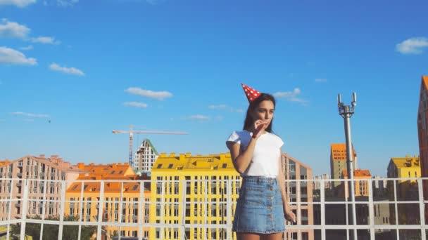 Een Mooie Latina Meisje Wacht Een Bedrijf Voor Haar Verjaardag — Stockvideo