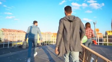 Bir arkadaş topluluğu parti vermek için çatıya fırlar..