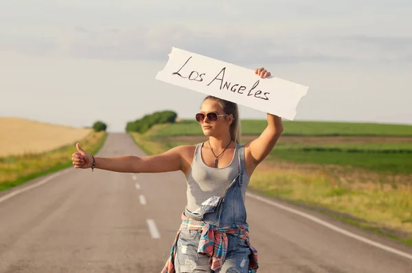 旅行道路でヒッチハイク美少女. — ストック写真