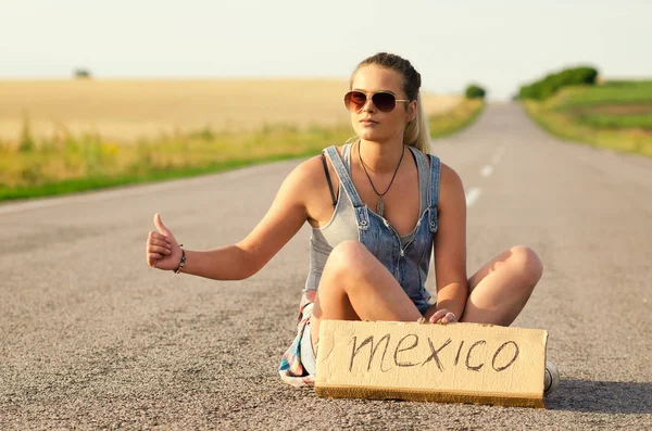 Beautiful Girl Hitchhiking On The Road Traveling. — Stock Photo, Image