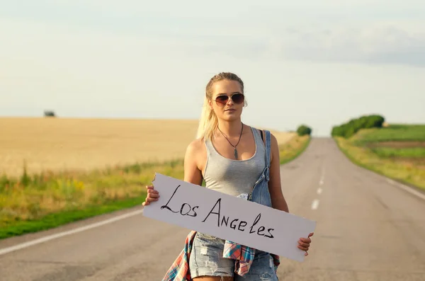 Hermosa chica autostop en el camino de viaje . —  Fotos de Stock