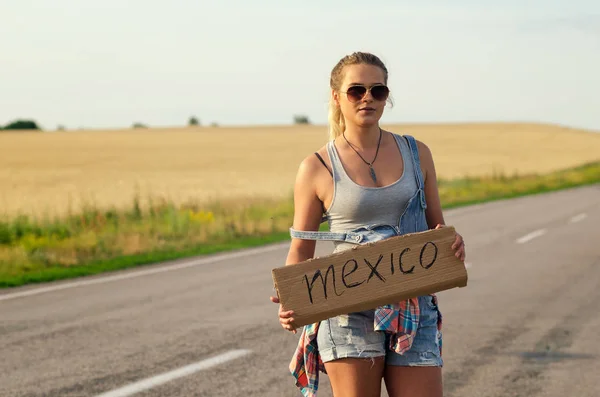 Menina bonita carona na estrada viajando . — Fotografia de Stock