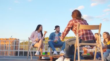 Eğlence ve insan kavramı - barbekü parti ve yaz aylarında çatıda gıda