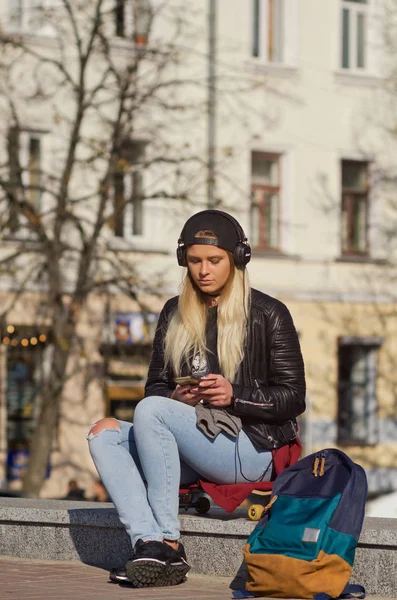 Lady girl happy smiles, sits skateboard. — Stock Photo, Image